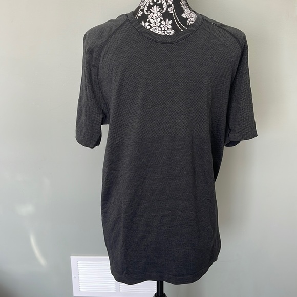 Lululemon Mens Medium Top - Picture 1 of 2